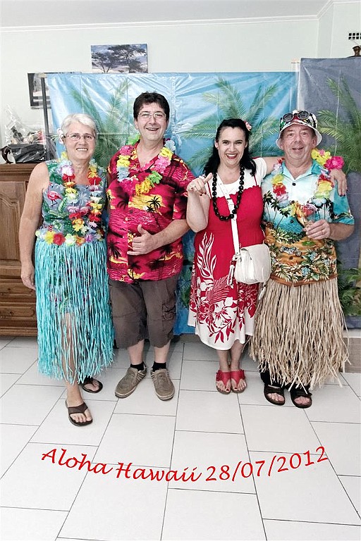 HawaiiParty (28).jpg - Met de aanwezigen op de foto
